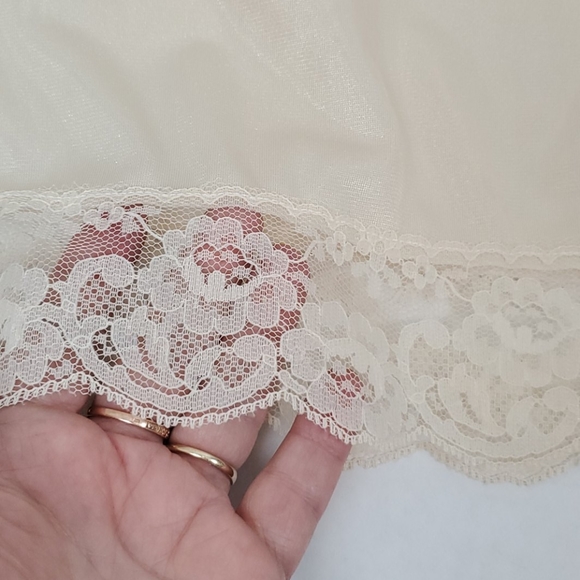 Vintage Berkliff cream lace full slip size 40 - Picture 7 of 7